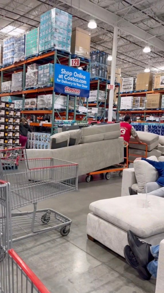 Many people are taking advantage of the generous policy of the return of Costco. This is the moment when Jasmen Reyes watched the store take its years again, tearing the bed.